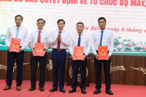 Đồng chí Lê Văn Lương, Chủ tịch Ủy ban nhân dân tỉnh Điện Biên trao quyết định điều động, bổ nhiệm cho 4 đồng chí. 