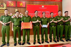 Đại tá Đỗ Ngọc Minh, Phó Giám đốc Công an tỉnh Điện Biên chúc mừng cán bộ, chiến sĩ Phòng Cảnh sát điều tra tội phạm về ma túy đã phối hợp các lực lượng phá thành công chuyên án ma túy lớn. (Ảnh: TUẤN TRANG)