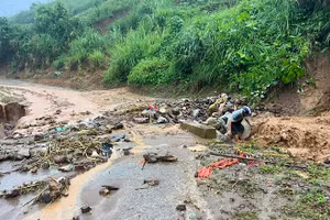 Nhiều tuyến đường trên địa bàn xã Sính Phình (tỉnh Điện Biên) đã bị lượng lớn đất, đá từ ta-luy dương tràn xuống, ảnh hưởng đi lại của nhân dân.