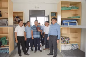 Đồng chí Bùi Quang Trí và thành viên đoàn công tác tỉnh Tuyên Quang thăm nơi ở của học sinh Trường nội trú liên cấp Si Pa Phìn. 