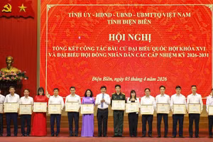 Đồng chí Lê Thành Đô, Phó Bí thư Thường trực Tỉnh ủy, Chủ tịch Hội đồng nhân dân tỉnh trao Bằng khen của Ban Thường vụ Tỉnh ủy tặng các cá nhân có thành tích xuất sắc trong thực hiện công tác bầu cử.