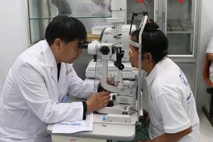 Các bác sĩ Đoàn công tác Vân Nam và Điện Biên tiến hành khám mắt cho người bệnh. 