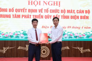 Đồng chí Lê Văn Lương, Chủ tịch Ủy ban nhân dân tỉnh Điện Biên (bên phải) trao quyết định bổ nhiệm Phó Giám đốc Trung tâm Phát triển quỹ đất tỉnh cho đồng chí Trần Quốc Long. 