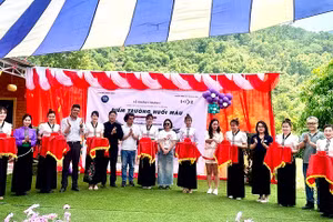 Đại diện thành viên các nhóm tài trợ cùng cán bộ, giáo viên và nhân dân bản Huổi Nôm cắt băng khánh thành, đưa điểm trường mầm non Huổi Máu vào sử dụng. 