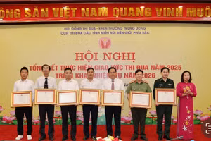 Lãnh đạo Ủy ban nhân dân tỉnh Cao Bằng trao Bằng khen tặng các tập thể thuộc cụm thi đua các tỉnh miền núi biên giới phía Bắc, có thành tích xuất sắc trong thực hiện phong trào thi đua.