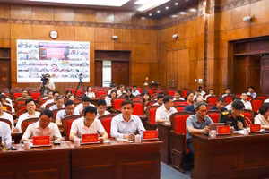 Đại biểu dự hội nghị sơ kết 1 năm vận hành bộ máy của hệ thống chính trị và chính quyền địa phương hai cấp tại đầu cầu trung tâm tỉnh Điện Biên.