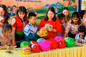 Để có thêm nguồn lực hỗ trợ học sinh nghèo, hoàn cảnh khó khăn, hai năm trước, học sinh và giáo viên ở xã Si Pa Phìn tỉnh Điện Biên đã quyên góp để ủng hộ trong phong trào "2.000 đồng cho giáo dục". 