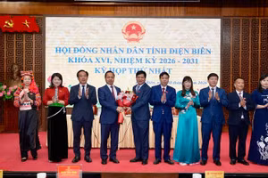 Đồng chí Trần Tiến Dũng, Ủy viên Trung ương Đảng, Bí thư Tỉnh ủy Điện Biên cùng các đồng chí lãnh đạo tỉnh tặng hoa, chúc mừng đồng chí Lê Thành Đô và các đồng chí được tín nhiệm bầu các chức danh lãnh đạo Hội đồng nhân dân tỉnh Điện Biên, khóa XVI, nhiệm kỳ 2026-2031.