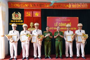 Đại tá Vũ Tiến Dũng (thứ 3 từ phải sang) trao quyết định cho các cán bộ được Giám đốc Công an tỉnh Điện Biên điều động, giao nhiệm vụ tại Đội Chữa cháy và Cứu nạn, cứu hộ khu vực Sam Mứn.