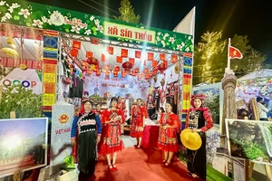 Không gian trưng bày văn hóa của xã biên giới Sín Thầu - nơi có cột mốc số 0 và cột cờ A Pa Chải, thu hút đông đảo nhân dân, du khách tham quan, trải nghiệm.