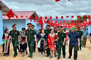 Các đồng chí lãnh đạo tỉnh Điện Biên cùng cán bộ, chiến sĩ lực lượng vũ trang tỉnh Điện Biên chung vui với bà con dân bản Háng Pu Xi (xã Xa Dung, tỉnh Điện Biên) khi được nhận nhà ở mới sau thiên tai, bão lũ.