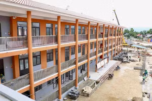 Sau hơn 8 tháng thi công, tới nay công trình Trường nội trú liên cấp Thanh Nưa đã hoàn thành các hạng mục chính, bảo đảm sẵn sàng đưa vào hoạt động phục vụ việc học tập của hơn 1.000 học sinh nơi biên giới. 