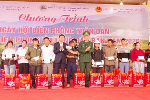 Lãnh đạo Ban Chỉ huy Bộ đội Biên phòng tỉnh Điện Biên cùng lãnh đạo Ủy ban Mặt trận Tổ quốc Việt Nam tỉnh Điện Biên trao quà Tết tặng các gia đình chính sách, hộ nghèo ở xã biên giới Quảng Lâm, tỉnh Điện Biên.