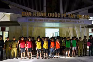 55 đối tượng phạm tội là người Việt Nam được Ban chuyên án di lý về qua Cửa khẩu Quốc tế Tây Trang, tỉnh Điện Biên.