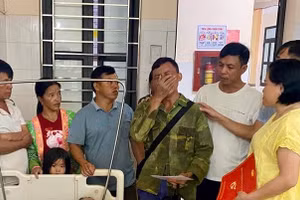 Đại diện lãnh đạo xã Mường Nhé cùng các đoàn thể đến thăm, chia buồn với gia đình nạn nhân. 