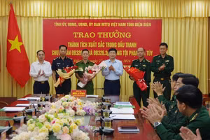 Đồng chí Mùa A Vảng, Ủy viên dự khuyết Trung ương Đảng, Phó Bí thư Tỉnh ủy, Chủ tịch Ủy ban Trung ương Mặt trận Tổ quốc Việt Nam tỉnh Điện Biên trao thưởng các tập thể, cá nhân có thành tích đấu tranh chuyên án ma túy tại Điện Biên.