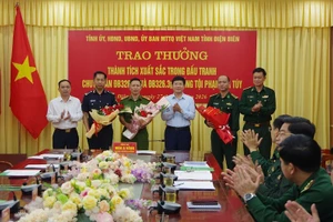 Đồng chí Mùa A Vảng, Ủy viên dự khuyết Trung ương Đảng, Phó Bí thư Tỉnh ủy, Chủ tịch Ủy ban Trung ương Mặt trận Tổ quốc Việt Nam tỉnh Điện Biên trao thưởng các tập thể, cá nhân có thành tích đấu tranh chuyên án ma túy tại Điện Biên.