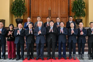 Chủ tịch nước Lương Cường với các đại biểu tại phiên họp.