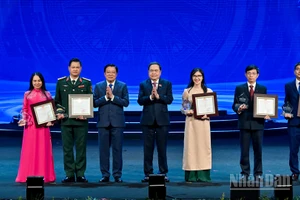 Chủ tịch Quốc hội Trần Thanh Mẫn và Trưởng Ban Nội chính Trung ương Phan Đình Trạc trao giải A cho các tác giả, đại diện nhóm tác giả đạt giải.