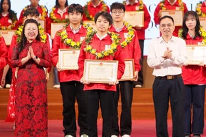 Đồng chí Nguyễn Văn Đoạt, Phó Chủ tịch Ủy ban nhân dân tỉnh Điện Biên cùng Giám đốc Sở Giáo dục và Đào tạo Điện Biên Hoàng Tuyết Ban trao thưởng em Trần Anh Quân đoạt giải Nhất môn Toán trong kỳ thi chọn học sinh giỏi quốc gia, năm học 2025-2026.