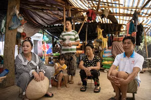 Sau trận lũ quét lịch sử rạng sáng 1/8/2025, ngôi nhà nhỏ của anh Lò Văn Đức trở thành "mái nhà chung" cho hơn 20 con người ở 6 gia đình. 
