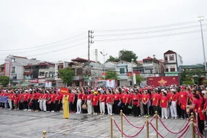 Các đồng chí lãnh đạo Ủy ban nhân dân tỉnh, Công an tỉnh Điện Biên cùng nhân dân Điện Biên chứng kiến Lễ Thượng cờ tại Quảng trường Ba Đình lịch sử, vào 6 giờ sáng ngày 16/8.