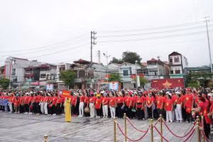 Các đồng chí lãnh đạo Ủy ban nhân dân tỉnh, Công an tỉnh Điện Biên cùng nhân dân Điện Biên chứng kiến Lễ Thượng cờ tại Quảng trường Ba Đình lịch sử, vào 6 giờ sáng ngày 16/8.