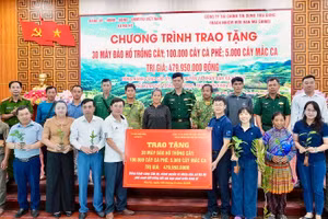Cán bộ, nhân dân xã Nà Hỳ vui mừng tiếp nhận cây giống, thiết bị sản xuất nông nghiệp từ nhà tài trợ. (Ảnh: TRẦN YẾN)