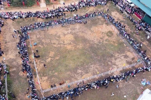 Sân vận động xã Tìa Dình chật kín người theo dõi cuộc thi đấu bò được tổ chức trong sáng ngày 28/12. (Ảnh: TRẦN NHÂM)