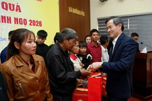 Đồng chí Đoàn Minh Huấn, Ủy viên Bộ Chính trị, Bí thư Đảng ủy, Giám đốc Học viện Chính trị quốc gia Hồ Chí Minh trao quà tặng người nghèo xã Mường Pồn, tỉnh Điện Biên.