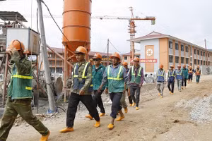 Các doanh nghiệp xây dựng tại Điện Biên không chỉ phải chi trả giá nhân công cao hơn giá công bố mà còn áp dụng chế độ thưởng ca, thưởng kíp để giữ chân người lao động.