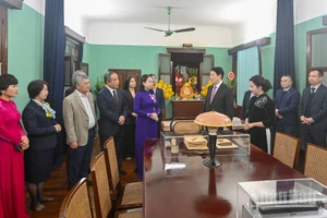 Chủ tịch nước Lương Cường, Phó Chủ tịch nước Võ Thị Ánh Xuân với cán bộ Khu di tích Chủ tịch Hồ Chí Minh tại Phủ Chủ tịch và đại biểu tại Nhà 67.