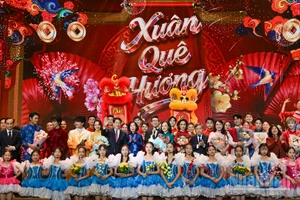 Chủ tịch nước Lương Cường và Phu nhân Nguyễn Thị Minh Nguyệt cùng các đại biểu và nghệ sĩ tại Chương trình Xuân Quê hương 2026.