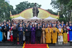 Chủ tịch nước Lương Cường và Phu nhân Nguyễn Thị Minh Nguyệt cùng các đại biểu và kiều bào tại Tượng đài Vua Lý Thái Tổ.