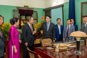 Chủ tịch nước Lương Cường với cán bộ Khu di tích Chủ tịch Hồ Chí Minh tại Phủ Chủ tịch và đại biểu tại Nhà 67.
