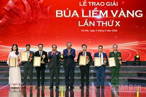 Tổng Bí thư Tô Lâm và Thủ tướng Phạm Minh Chính trao giải A tặng các tác giả, đại diện nhóm tác giả đạt Giải Búa liềm vàng lần thứ X.