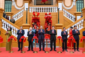 Tổng Bí thư Tô Lâm, Chủ tịch nước Lương Cường, Thường trực Ban Bí thư Trần Cẩm Tú cùng các đồng chí lãnh đạo, nguyên lãnh đạo Đảng, Nhà nước thực hiện nghi thức cắt băng khánh thành công trình Trụ sở làm việc Cơ quan Chủ tịch nước.