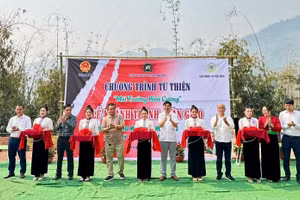 Đại diện các đơn vị tài trợ cùng cán bộ, giáo viên, nhân dân bản Huổi Lụ 3, xã Nà Hỳ cắt băng đưa công trình điểm trường mầm non Huổi Lụ 3 vào khai thác, sử dụng. (Ảnh: TRẦN YẾN)