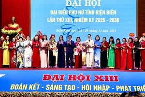 Đại diện lãnh đạo tỉnh Điện Biên tặng hoa chúc mừng các đồng chí được tín nhiệm bầu Ban Chấp hành Liên hiệp Phụ nữ tỉnh Điện Biên nhiệm kỳ 2025-2030. 