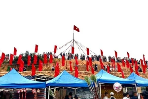 Điểm nhấn trong không gian văn hóa Ngày hội Văn hóa các dân tộc xã Tìa Dình là đồi Hồng Kỳ được trang trí bởi 80 lá Quốc kỳ - biểu trưng cho 80 năm nước Việt Nam thịnh vượng, phát triển.