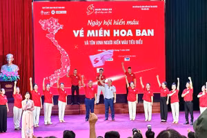 Đại diện Ban tổ chức Hành trình đỏ Trung ương cùng các tình nguyện viên tỉnh Điện Biên hô vang khẩu hiệu hiến máu cứu người - nghĩa cử cao đẹp nhân văn. 