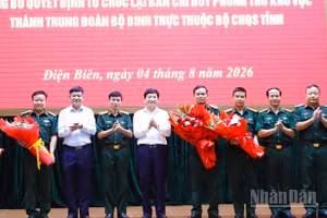 Các đồng chí lãnh đạo tỉnh và lãnh đạo Bộ Chỉ huy Quân sự tỉnh Điện Biên tặng hoa chúc mừng Đảng ủy, Ban Chỉ huy 2 Trung đoàn Bộ binh mới thành lập. 