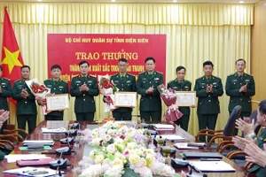 Đại tá Nguyễn Trung Đắc, Chính ủy Bộ Chỉ huy Quân sự tỉnh trao giấy khen tặng 3 tập thể có thành tích đấu tranh thành công 2 chuyên án lớn về ma túy. (Ảnh: DŨNG HẠNH)