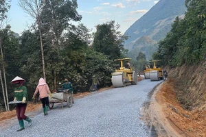 Người dân các bản Rạng Đông, bản Bon, Phảng Củ góp sức cùng đơn vị thi công đẩy nhanh tiến độ làm đường từ quốc lộ 6 nối các xã vùng khó ở tỉnh Điện Biên. 