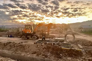 Đơn vị thi công tập trung máy móc nhân lực thi công đường động lực đoạn nối với quốc lộ 12 qua địa bàn bản Che Phai, phường Điện Biên Phủ.