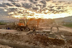 Đơn vị thi công tập trung máy móc nhân lực thi công đường động lực đoạn nối với quốc lộ 12 qua địa bàn bản Che Phai, phường Điện Biên Phủ.