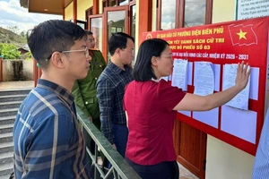 Lãnh đạo phường Điện Biên Phủ (tỉnh Điện Biên) kiểm tra công tác chuẩn bị bầu cử tại cơ sở.