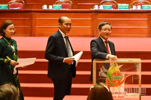 Các đồng chí lãnh đạo Trung ương Hội Nông dân Việt Nam khóa VIII bỏ phiếu bầu Ban Chấp hành Trung ương Hội Nông dân Việt Nam khóa IX.