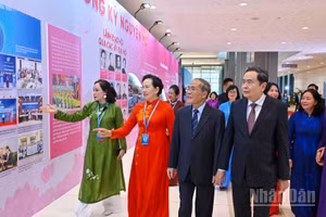 Chủ tịch Quốc hội Trần Thanh Mẫn cùng các đại biểu tham quan trưng bày bên lề Đại hội.