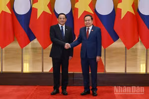 Chủ tịch Quốc hội Trần Thanh Mẫn và Thủ tướng Lào Sonexay Siphandone.